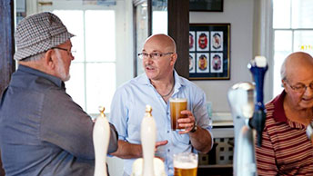 vrienden drinken biertje en praten