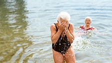 vrouw die zwemt met een stoma