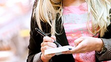 Vrouw die reisgids leest