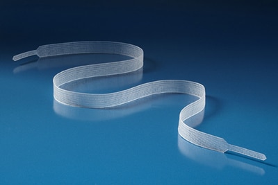 Voorbeeld van Coloplast Aris® /Supris® /Altis® slings. De hoeveelheid materiaal die tijdens de operatie voor de sling wordt gebruikt, is afhankelijk van de lichaamsbouw van de betreffende vrouw.